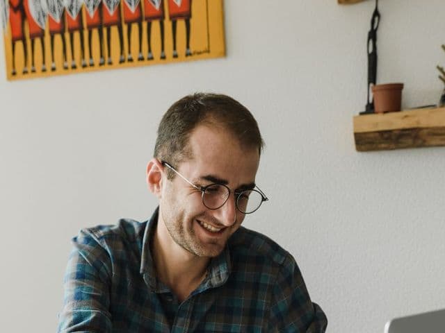 Ev ofisinde bilgisayarı başında çalışan serbest çalışan