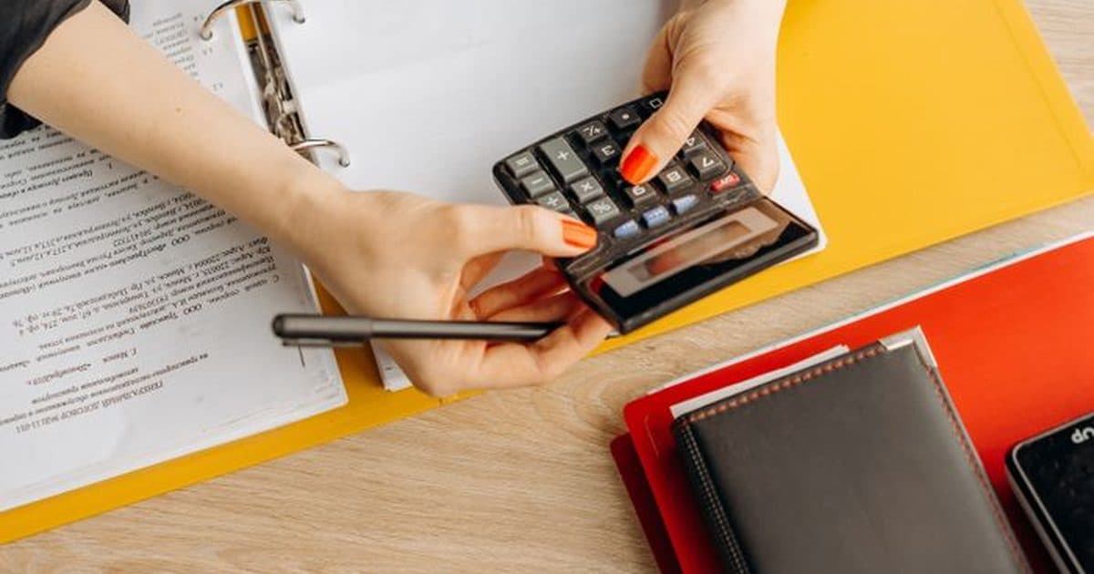 Hesap makinesi, telefon ve gider evrakları
