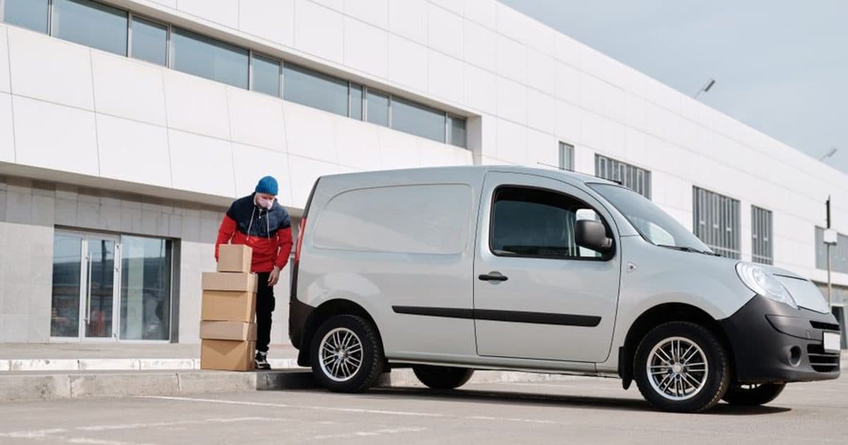 Paket teslimatı yapan kurye ve dağıtım aracı