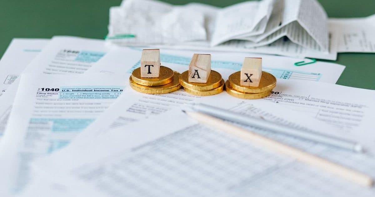 Vergi belgeleri ve üzerinde TAX yazan bloklar