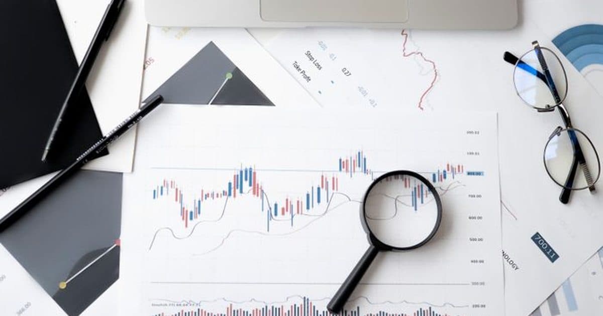 Büyüteçle incelenen finansal tablolar ve grafikler